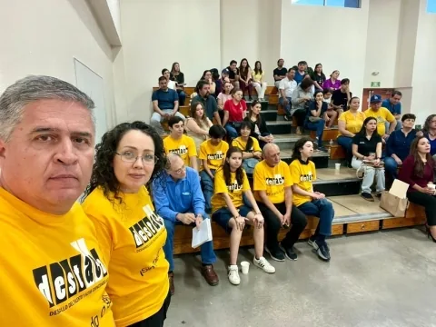 Comunidad DESTACA reunida en un evento con playeras de la asociación.