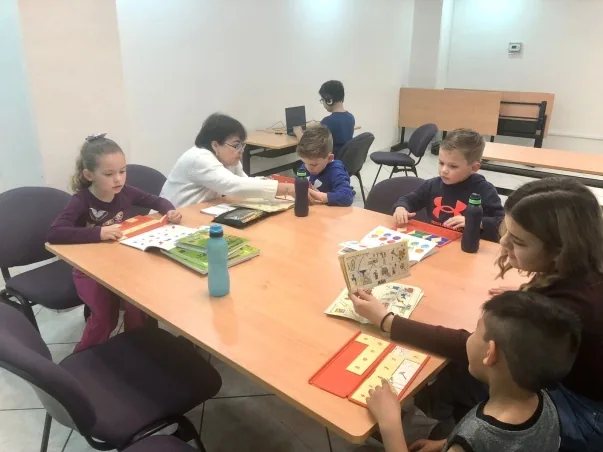 Sesión del Programa de Mentorías alrededor de una mesa de trabajo.