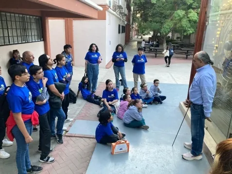 Integrantes de DESTACA durante una visita guiada en el campus universitario.