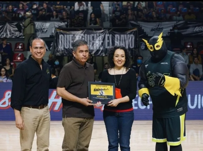 Entrega del reconocimiento Héroe Anónimo a DESTACA en la Arena Sonora.
